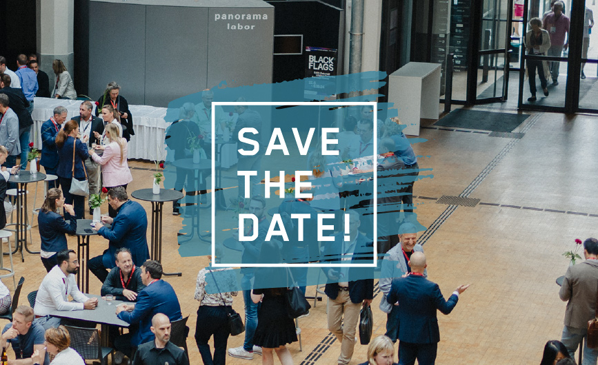 Von oben fotografierte Aufnahme der Besucher des Customer Centricity Forums beim Networking im Foyer des ZKM, Zentrum für Kunst und Medien in Karlsruhe. In der Mitte über dem Bild ein Save-The-Date-Logo mit weißer Schrift in Großbuchstaben und einer quadratischen weißen Umrandung – alles hinterlegt mit einer blauen leicht transparenten Grafik in Form von unregelmäßigen Pinselstrichen.