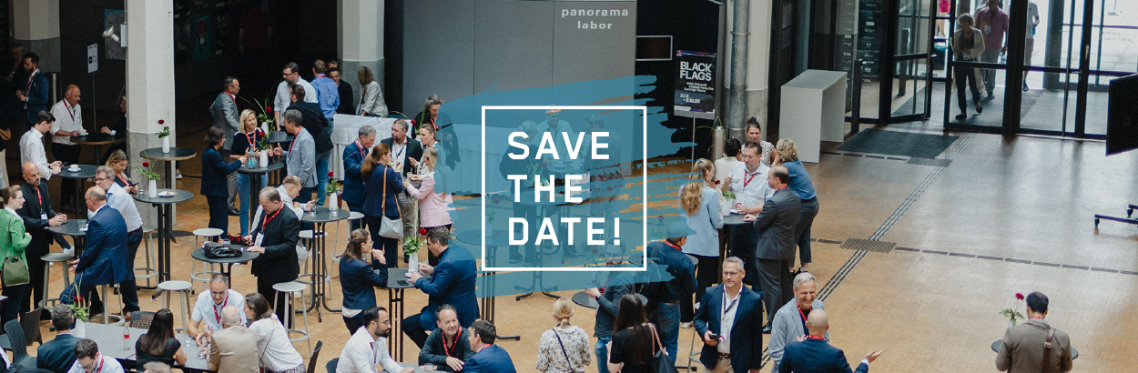 Von oben fotografierte Aufnahme der Besucher des Customer Centricity Forums beim Networking im Foyer des ZKM, Zentrum für Kunst und Medien in Karlsruhe. In der Mitte über dem Bild ein Save-The-Date-Logo mit weißer Schrift in Großbuchstaben und einer quadratischen weißen Umrandung – alles hinterlegt mit einer blauen leicht transparenten Grafik in Form von unregelmäßigen Pinselstrichen.