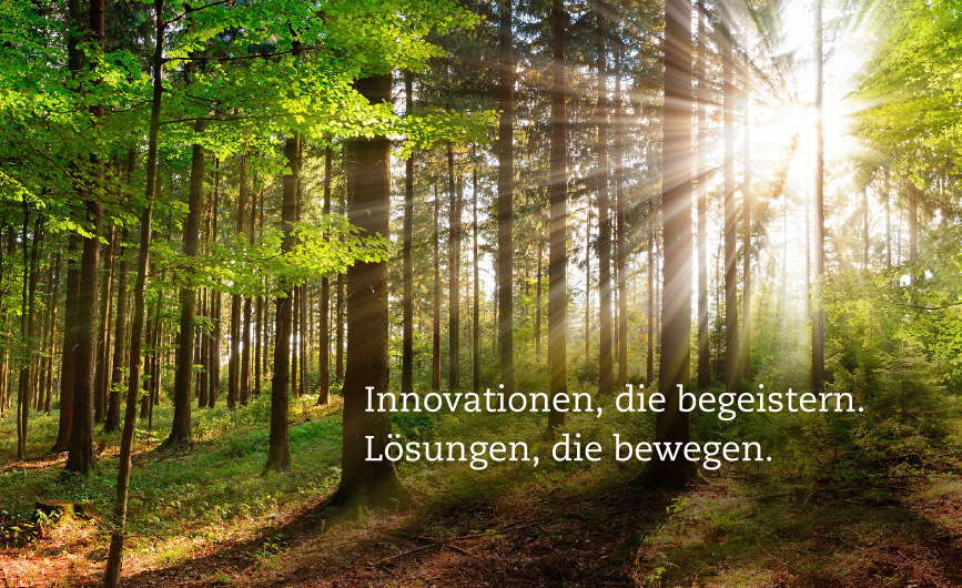 Bild eines dicht bewachsenen Waldes und durch die Baumwipfel dringt strahlenförmig warmes Licht der Sonne. Auf dem Bild die Headline in Weiß: "Innovationen, die begeistern. Lösungen, die bewegen."