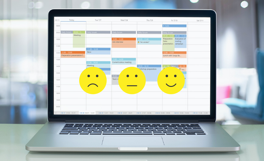 Bild eines Laptop mit CRM-Oberfläche auf dem Monitor - im Vordergrund drei Smileys von unzufrieden bis glücklich
