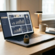 Geschlossenes Messingvorhängeschloss auf Laptop-Tastatur mit CRM-Dashboard, symbolisiert Datensicherheit im Büro.