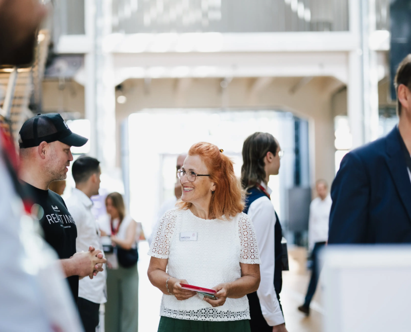 Aufnahme von Angelika Herzog, Marketing Managerin bei CAS Software AG, beim entspannten Smalltalk mit einem Besucher des Customer Centricity Forums 2026.