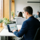 Marketingprofi analysiert Kunden-Analytics-Dashboard auf Laptop im modernen Büro mit natürlichem Seitenlicht.