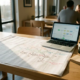 Detaillierter Projektzeitplan auf Papierkalender, daneben Laptop, Kaffeetasse und Haftnotizen im modernen Büro, goldenes Morgenlicht.