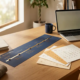 Projektzeitplan auf modernem Schreibtisch mit Kalenderseiten, Kaffeetasse und Laptop im warmen Bürolicht.