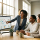 Drei Fachleute analysieren gemeinsam ein vernetztes Workflow-Dashboard auf einem Monitor in einem modernen, hellen Büro.