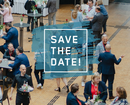 Von oben fotografierte Aufnahme der Besucher des Customer Centricity Forums beim Networking im Foyer des ZKM, Zentrum für Kunst und Medien in Karlsruhe. In der Mitte über dem Bild ein Save-The-Date-Logo mit weißer Schrift in Großbuchstaben und einer quadratischen weißen Umrandung – alles hinterlegt mit einer blauen leicht transparenten Grafik in Form von unregelmäßigen Pinselstrichen.