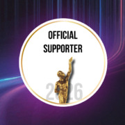 Bild eines dunkelblauen Hintergrunds, auf dem türkis- und magentafarbene leuchtende Linien einen Schweif nach links bilden. Darauf sitzt mittig das Official Supporter-Logo für den Großen Preis des Mittelstandes 2026, eine runde weiße Fläche mit einem gold schimmernden Ring darauf, aus dem die goldene Preisstatue herausragt. Hinter der Statue die hellgraue Jahreszahl "2026".