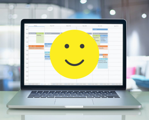 Bild eines Laptop mit CRM-Oberfläche auf dem Monitor - im Vordergrund ein lachender Smiley