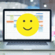 Bild eines Laptop mit CRM-Oberfläche auf dem Monitor - im Vordergrund ein lachender Smiley