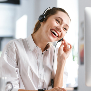 Bild einer freundlich lächelnden Frau am Telefonieren mit einem Headset